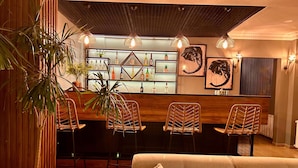 Bar (trong khuôn viên)