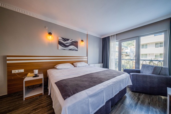 Habitación familiar (French Balcony) | Ropa de cama de alta calidad, escritorio, wifi gratis y ropa de cama