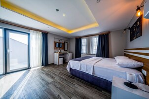 Habitación familiar, vistas al mar | Ropa de cama de alta calidad, escritorio, wifi gratis y ropa de cama