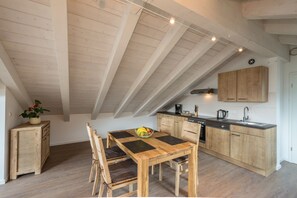 High chair, eco-friendly cleaning products, freezer, dining tables - Villa Alpenpanorama (Ohlstadt)