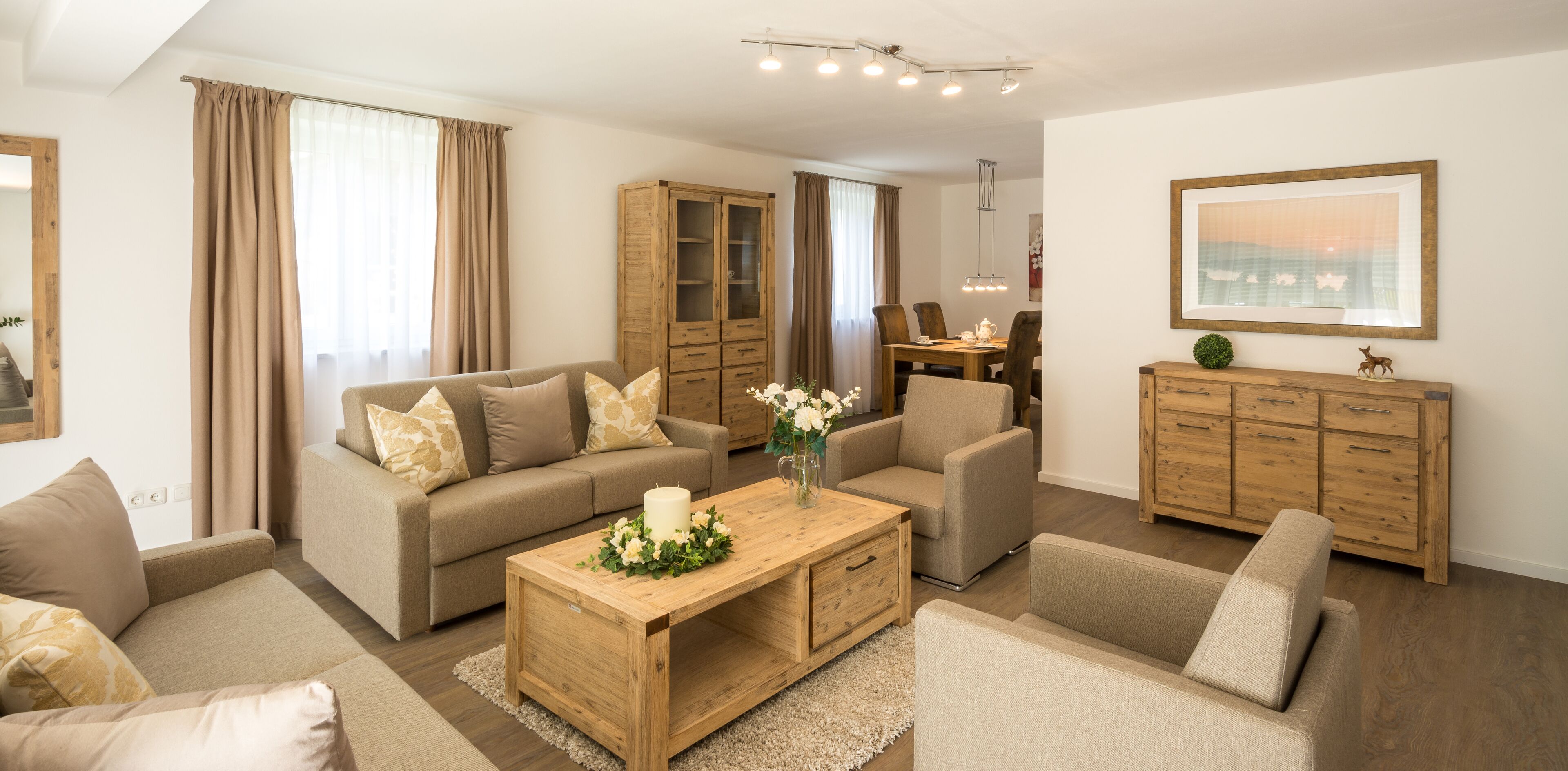 頂級套房, 2 間臥室, 地面層 | 起居區 | 120-吋智慧型電視，提供有線頻道