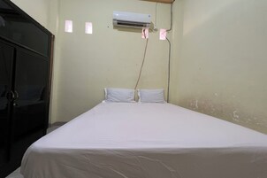 Escritorio, wifi gratis y ropa de cama 