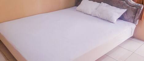 Standaard tweepersoonskamer | Een bureau, gratis wifi, beddengoed