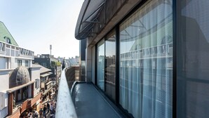Un edificio moderno con grandes ventanales y una galería techada.