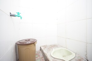 Basic Double Room | Bathroom | Shower, soap - OYO Life 93680 Kost Losawi Syariah (Painan)