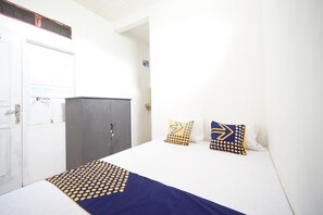 Economy Double Room | Free WiFi, bed sheets - OYO Life 93680 Kost Losawi Syariah (Painan)