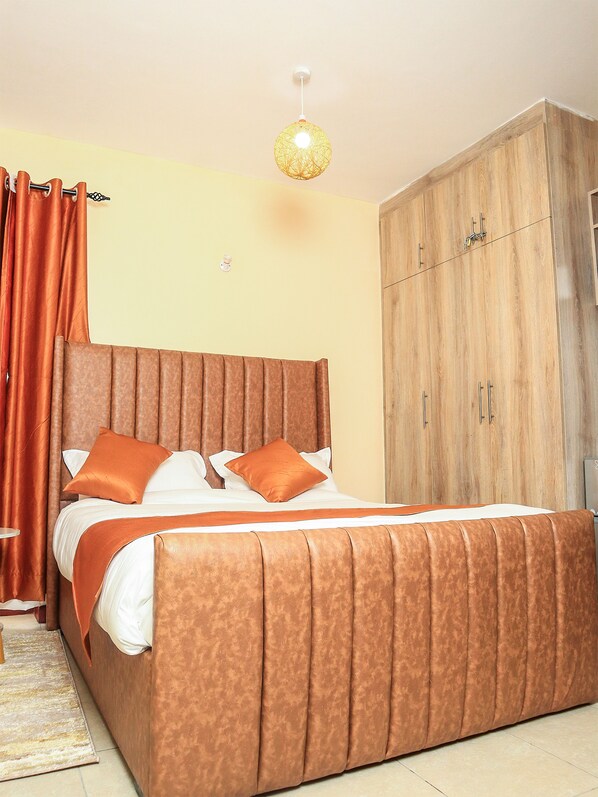 Desk, soundproofing, free WiFi - South Suites Studios (Nairobi)