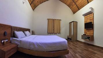 Una camera da letto con un letto in legno, un comodino, un armadio e una TV a parete.
