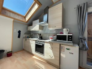 Jääkaappi, mikroaaltouuni, uuni, liesi