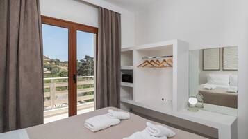 4 slaapkamers, een strijkplank/strijkijzer, reisbedje, gratis wifi