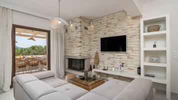 Smart-tv, een open haard, boeken en een stereo