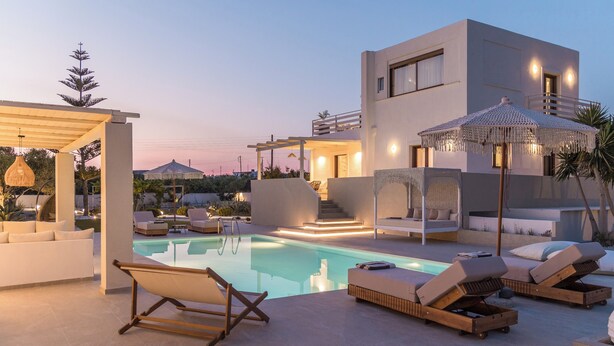 Ein moderner Poolbereich mit Liegestühlen, einer Pergola und einer Treppe zu einer erhöhten Ebene.