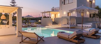 4-Bedroom Villa, Private Pool & BBQ, Walking Distance To The Beach!