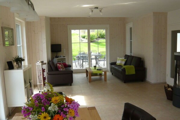 Een smart-tv, een dvd-speler en een tafeltennistafel