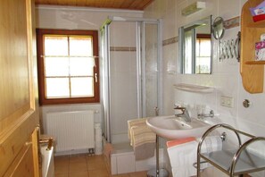 Shower, hair dryer, towels - Pleasant holiday home with balcony (St.Peter)