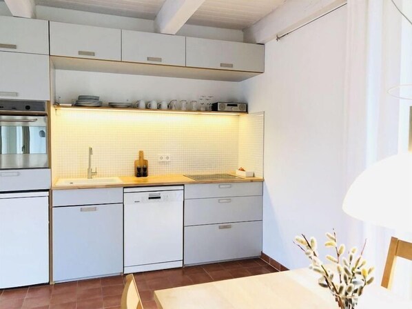 ثلاجة، فرن، موقد طهي مسطح، غسالة أطباق