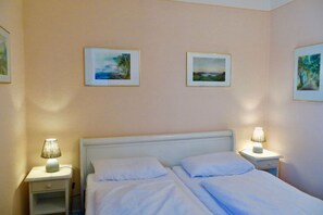 2 Schlafzimmer, Bügeleisen/Bügelbrett