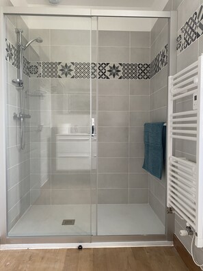Een douche, een haardroger, zeep, toiletpapier