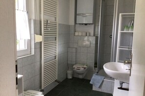 Een douche, een haardroger, handdoeken