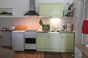 Réfrigérateur, four, plaque de cuisson, cafetière/bouilloire