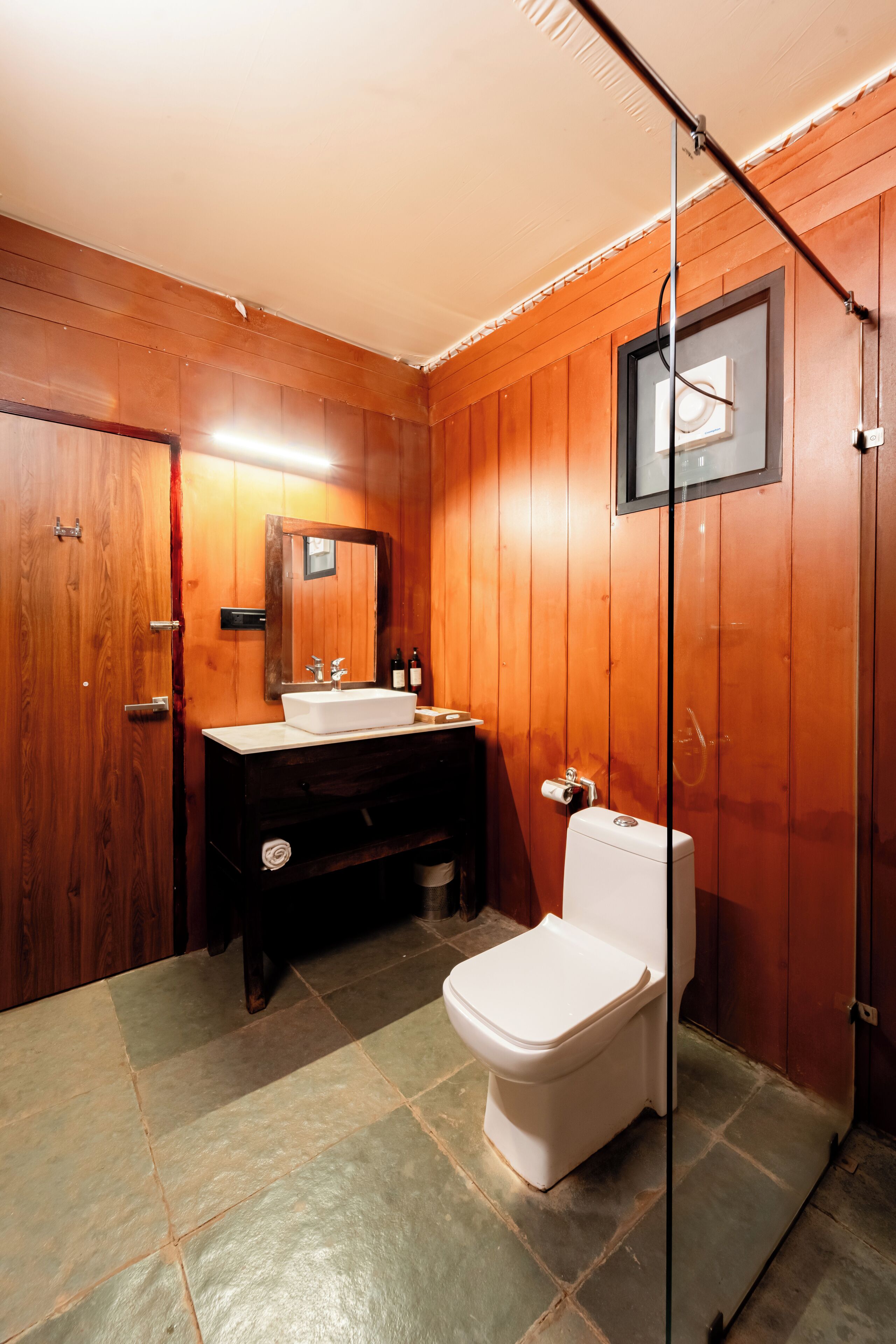 Premium tweepersoonskamer, 1 tweepersoonsbed, uitzicht op meer | Badkamer | Een douche, een hydromassagedouche, gratis toiletartikelen