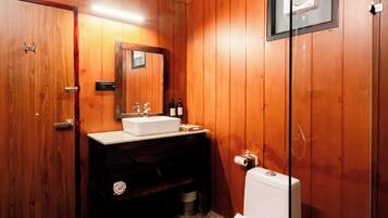 Quarto casal premium, 1 cama de casal, vista para o lago | Banheiro | Chuveiro, ducha de hidromassagem, produtos de toalete grátis