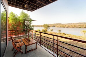 ห้องพรีเมียมดับเบิล, เตียงใหญ่ 1 เตียง, วิวทะเลสาบ | 1 ห้องนอน, ตกแต่งพิเศษโดยเฉพาะ, โต๊ะทำงาน