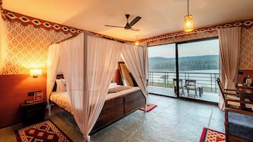 Quarto casal premium, 1 cama de casal, vista para o lago | 1 quarto, individualmente mobiliados, escrivaninha