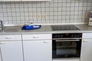 Køleskab, mikrobølgeovn, ovn, kogeplade