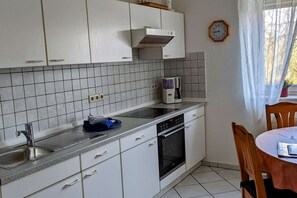 Køleskab, mikrobølgeovn, ovn, kogeplade