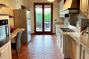 冰箱、微波炉、烤箱、炉灶