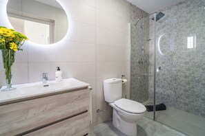 Serviettes fournies, papier toilette