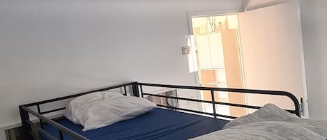 2 bedrooms, iron/ironing board, free WiFi