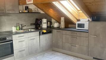 Fridge, microwave, stovetop, dishwasher