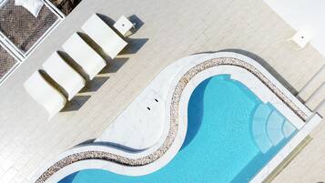 Hồ bơi ngoài trời