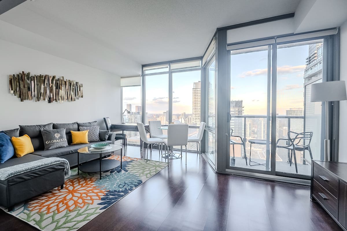 Apartamento panorámico, 1 habitación, balcón, vistas a la ciudad | Zona de estar | Una televisión de pantalla plana, Netflix, Hulu, servicios de streaming