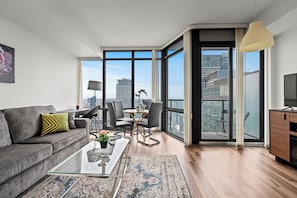 Appartamento Premier, 1 camera da letto, balcone, vista città | Area soggiorno | TV a schermo piatto 42 pollici con canali digitali, Netflix