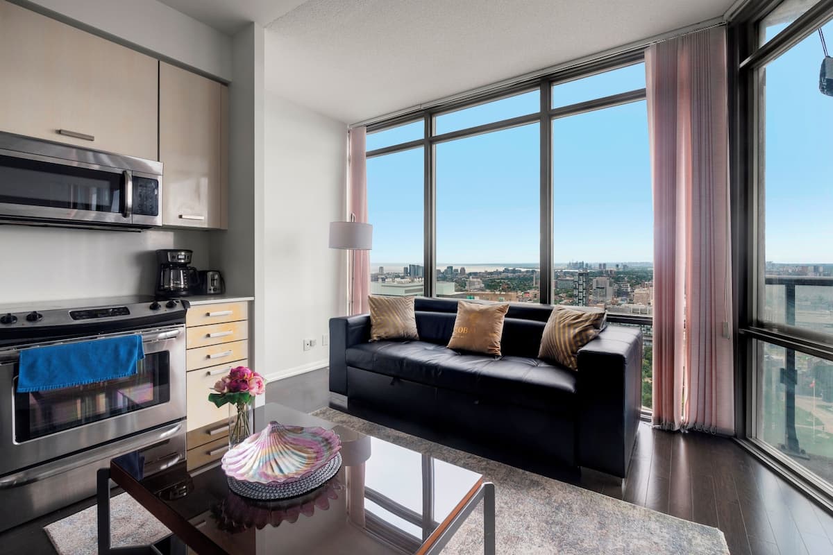 Apartamento exclusivo, 3 habitaciones, balcón, vistas a la ciudad | Zona de estar | Una televisión de pantalla plana, Netflix, Hulu, servicios de streaming