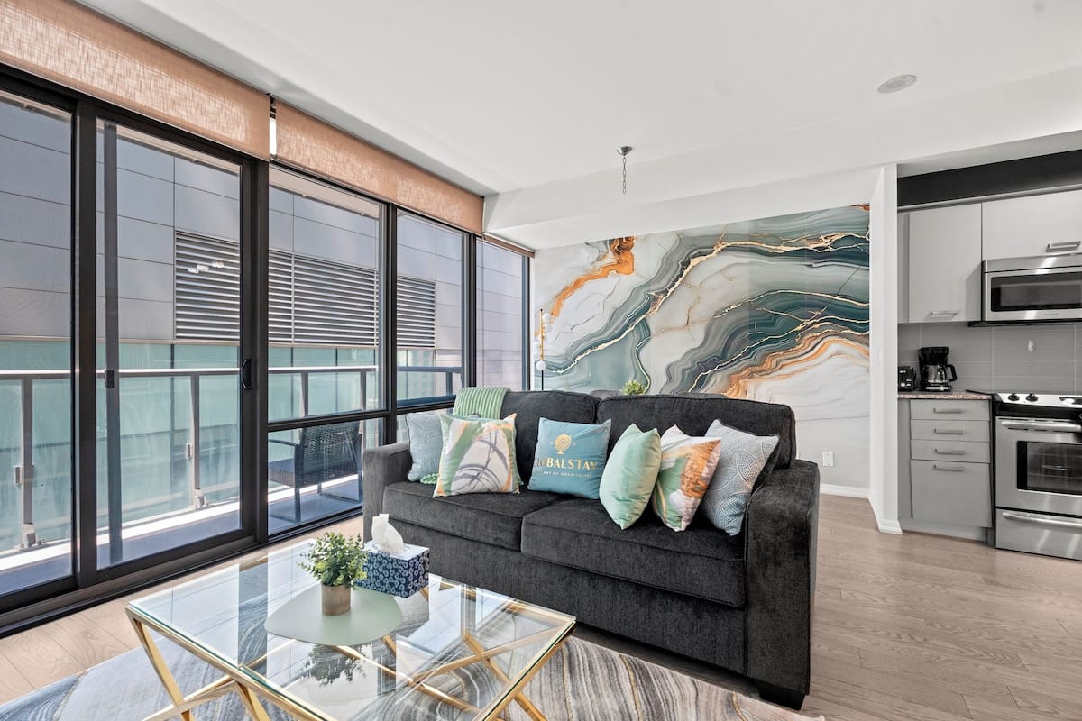 Apartamento Premium, 1 habitación, balcón, vistas a la ciudad | Zona de estar | Una televisión de pantalla plana, Netflix, Hulu, servicios de streaming