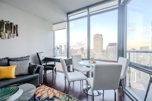 Panoramic-Apartment, 1 Schlafzimmer, Balkon, Stadtblick | Esszimmer