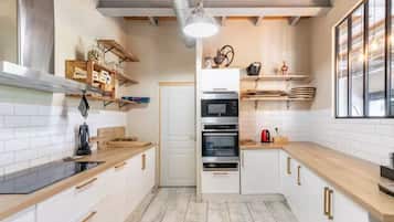Geladeira, micro-ondas, fogão, cooktop