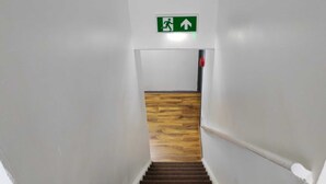 Eine Holztreppe führt zu einer Zwischenebene.