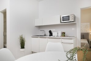 Kylskåp, mikrovågsugn, spishäll och diskmaskin