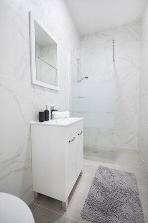 Een haardroger, handdoeken, zeep, shampoo