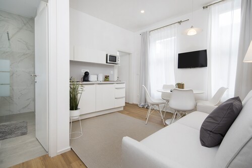 Cozy apartment-Self check in.Ljubljana. 1 MINUTE from Dragon Bridge.