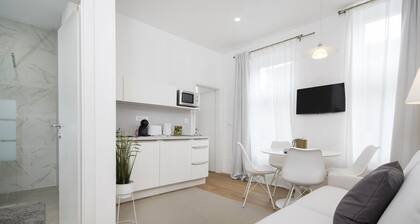 Cozy apartment-Self check in.Ljubljana. 1 MINUTE from Dragon Bridge.