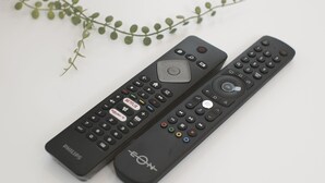 Dos controles remotos, uno etiquetado como 'Philips' y el otro 'Fox+'.
