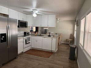 Geladeira, micro-ondas, fogão, cooktop