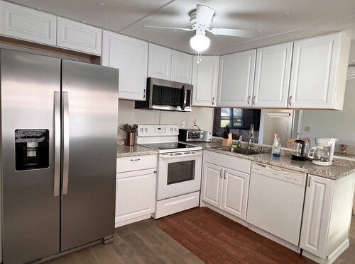 Entire Mobile Home plenty of parking, 10 mins from airport, 20 mins from Disney