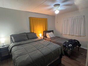 3 habitaciones, escritorio, tabla de planchar con plancha y wifi gratis